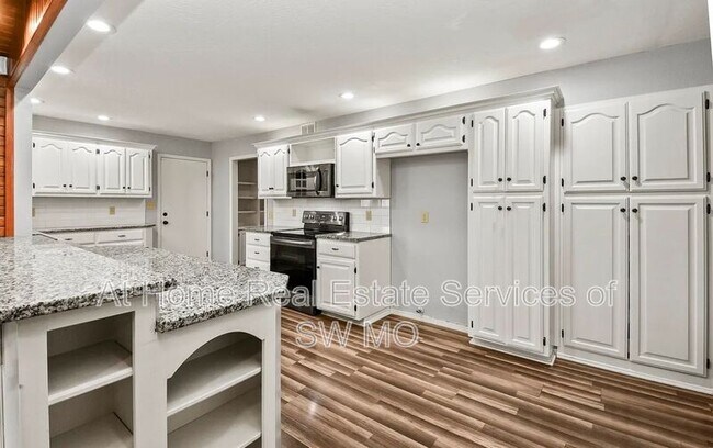 Building Photo - 834 E Manchester Dr