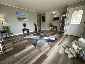 Building Photo - Spacious 2 bed, 1 bath home for rent in NE Waterloo available IMMEDIATELY .