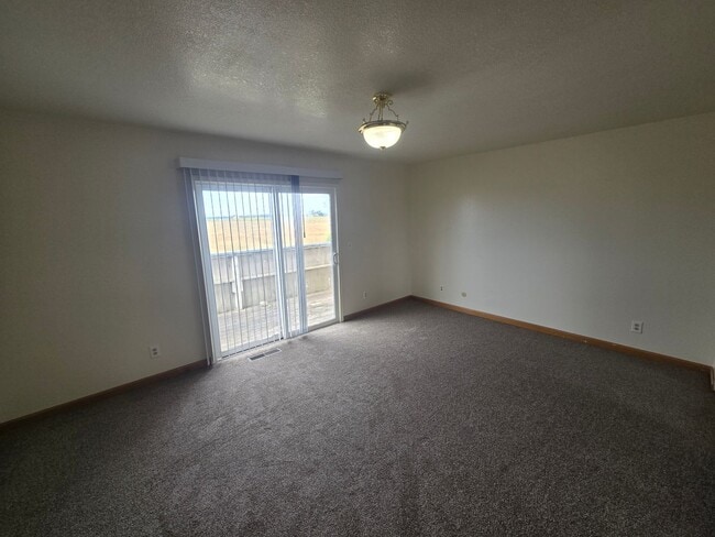 Building Photo - Spacious 3BD/2.5B Arcata home boasts farml...