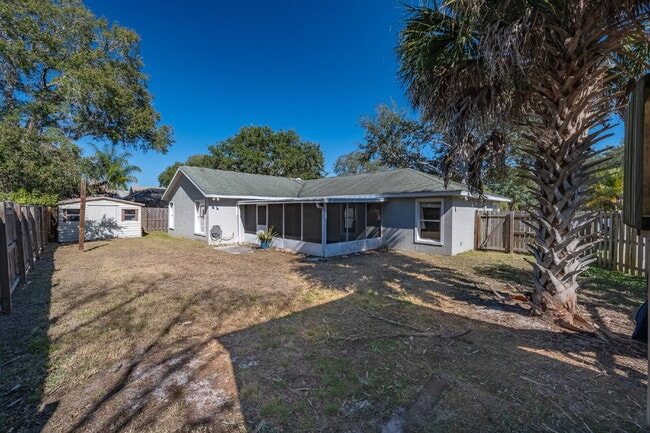 Building Photo - Desirable Parkway Meadows!