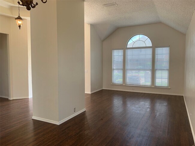 Building Photo - 4725 Park Bend Dr