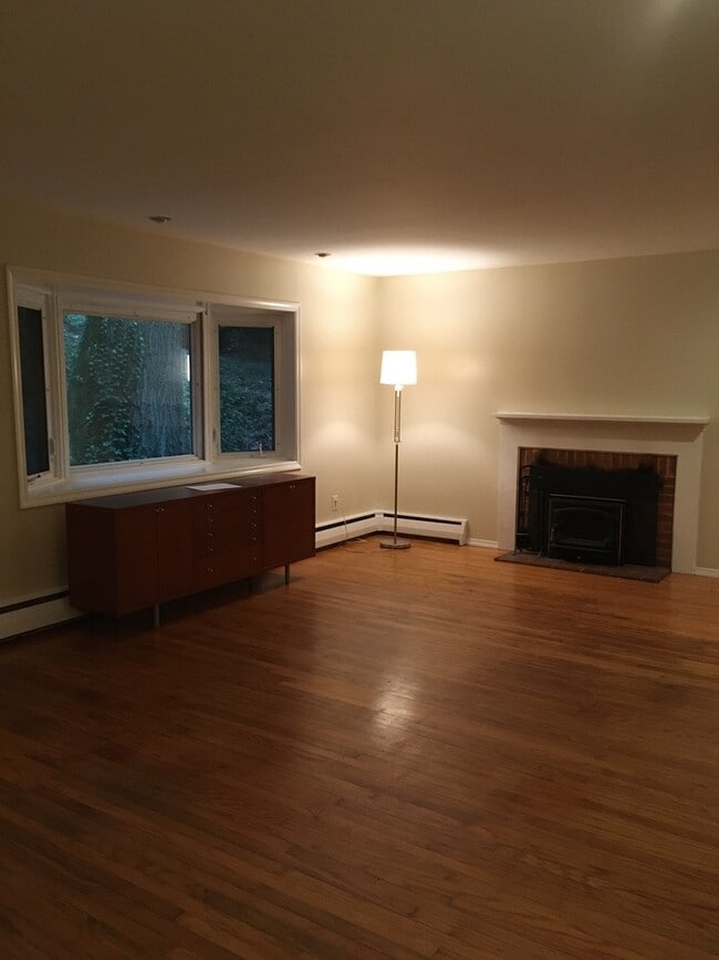 Building Photo - 7 Wooded Ln