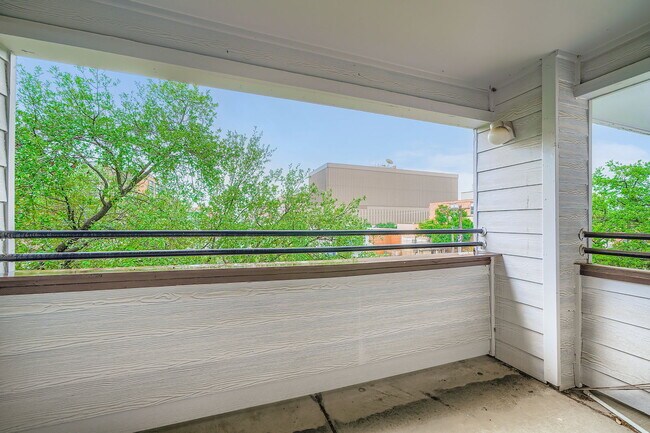 Building Photo - 501 W 26th St
