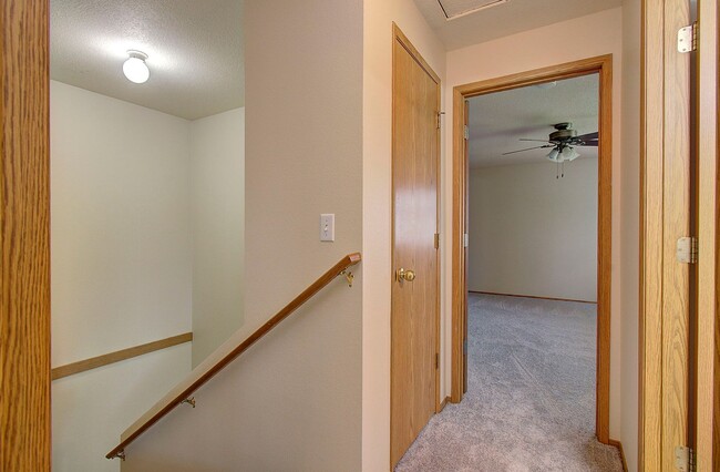 Building Photo - Welcome to this charming 2 bedroom, 2 bath...