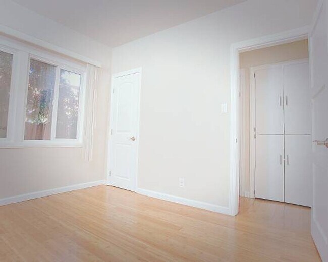 Building Photo - This upstairs 2 bed / 1 bath apartment in Echo Park is now available - Includes private parking a...