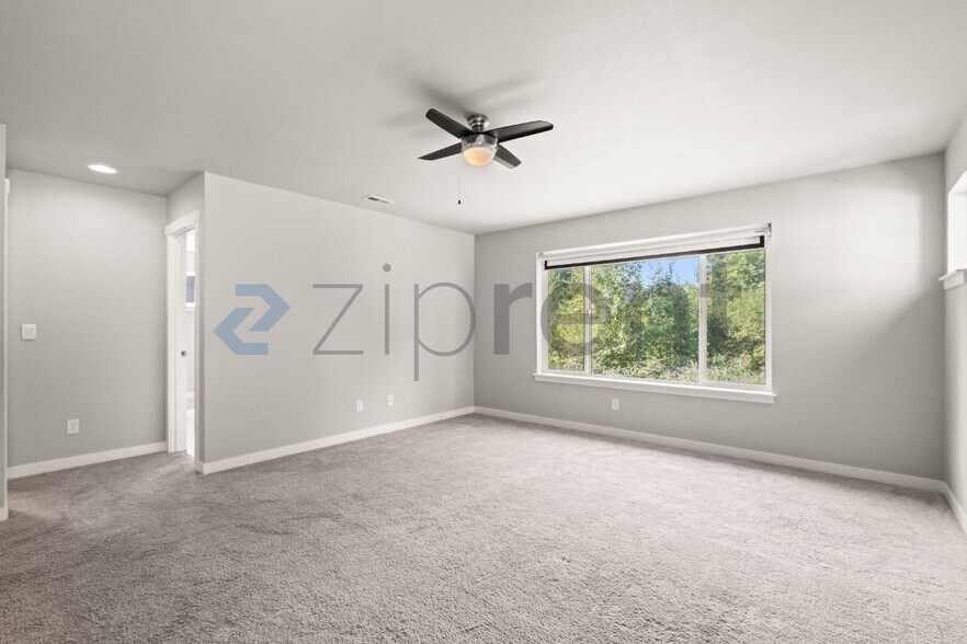 Building Photo - Unit