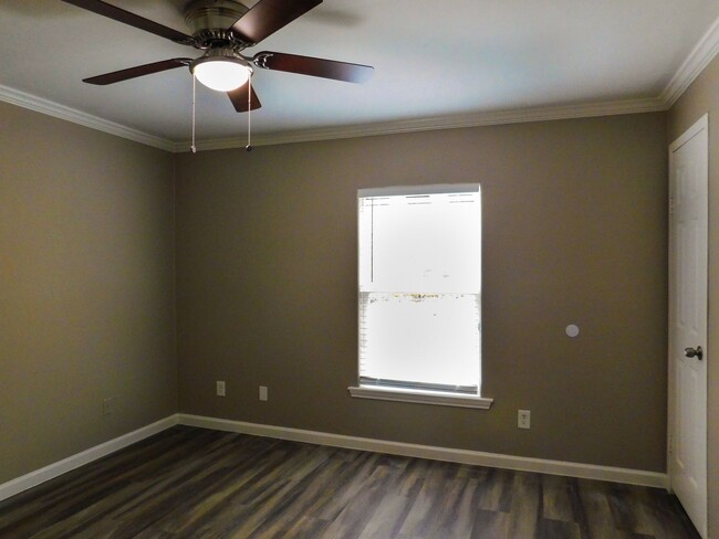 Building Photo - Room For Rent