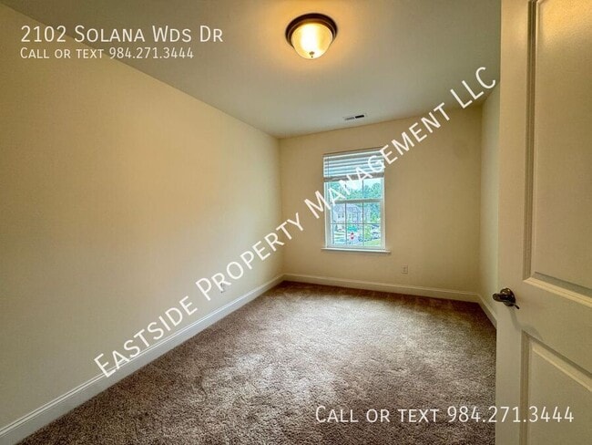 Building Photo - 2102 Solana Wds Dr