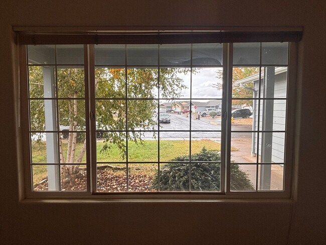 Building Photo - Beautiful 3 Bedroom 2 Bath Single Level Ho...