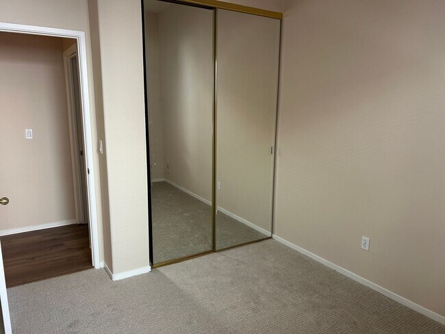 Building Photo - 580 Creekwood Ct