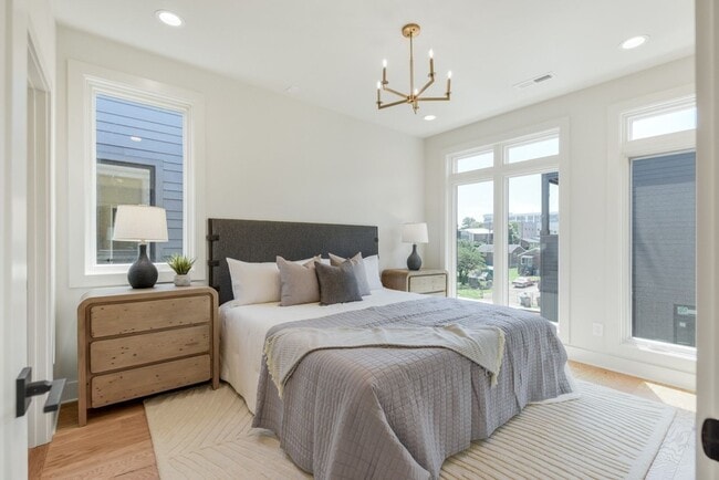 Building Photo - Stunning Salemtown Townhome!