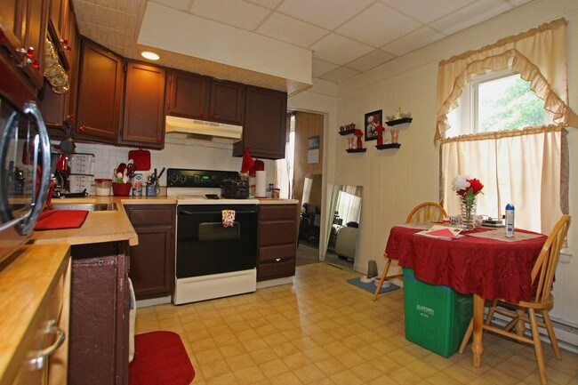 Building Photo - 4 Unit Investment: 165 Gordon St