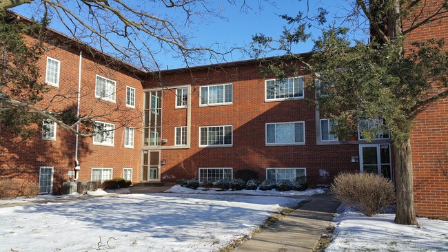 Primary Photo - 1 bedroom, 1 bath upscale condo near UIHC ...