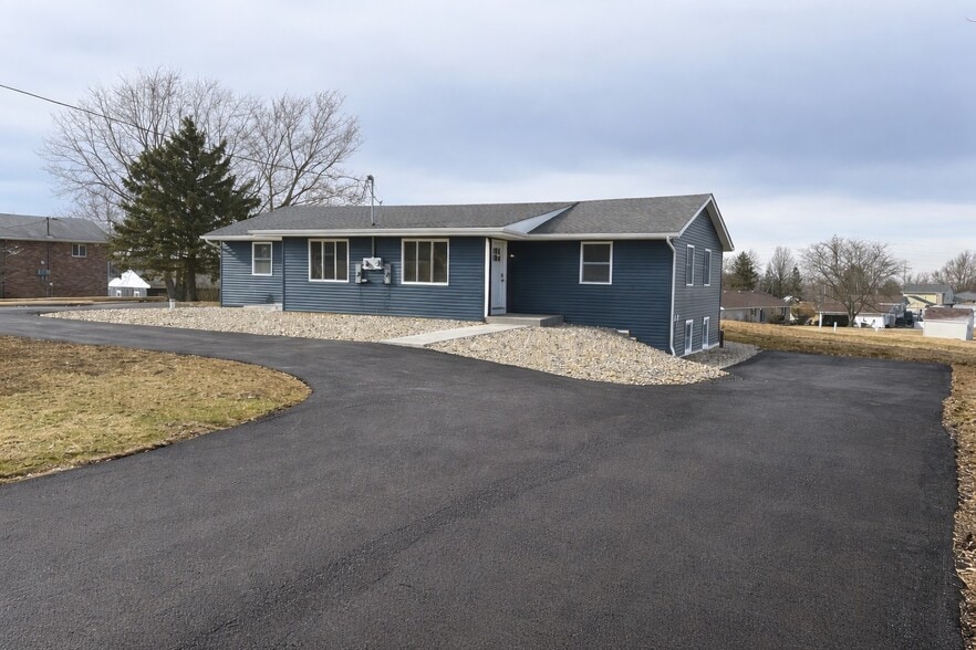 Building Photo - 3140 Springmill West Rd