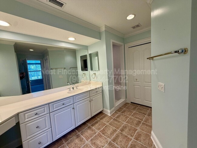 Building Photo - 330 N Shore Cir