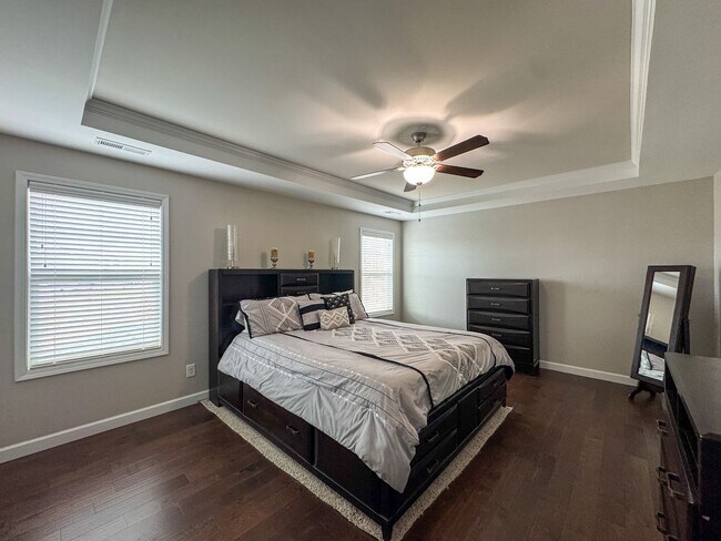 Building Photo - Gorgeous 4 Bed 2.5 Bath Home with Fenced Backyard