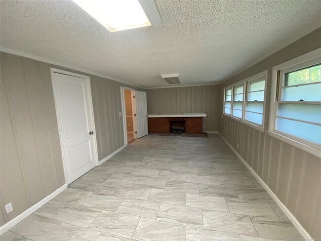 Building Photo - 3540 Farwood Dr