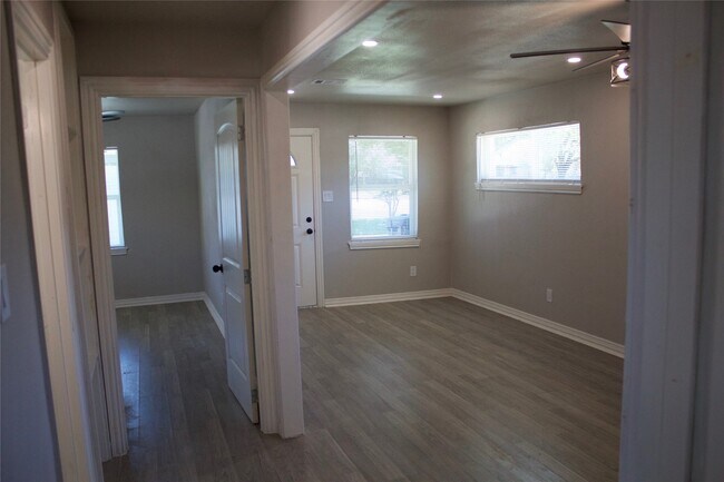 Building Photo - 1323 E 32nd 1/2 St