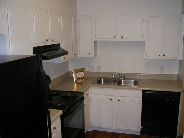 Kitchen - Cypress Ridge Apartments