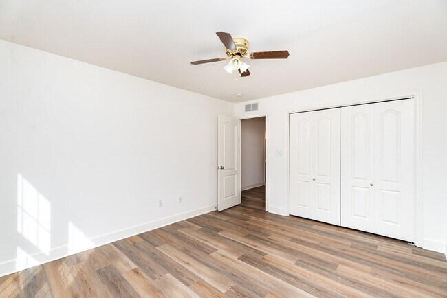 Building Photo - Welcome to this 3 bedroom, 2.5 bathroom to...