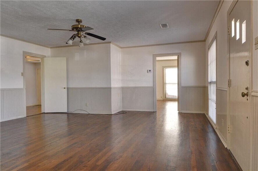 Building Photo - 6950 Hillcrest Ave
