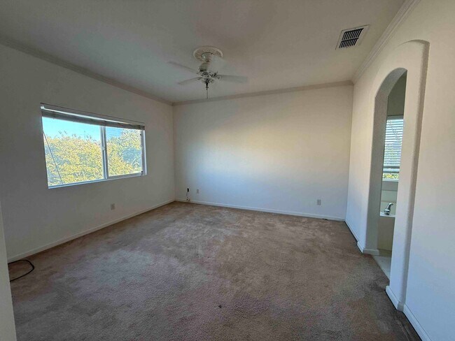 Building Photo - Spacious Cresleigh Ranch Home Near Schools...