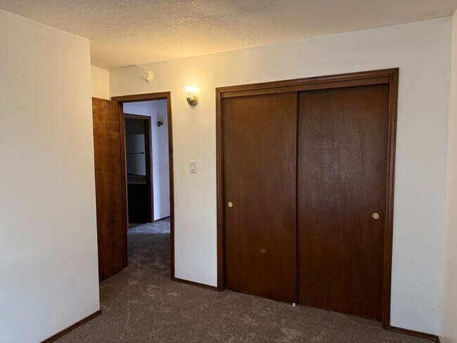 Building Photo - 4 Br, 1.75 Ba, 2 living areas, formal dining room, 2 CG, nice yards, storage shed