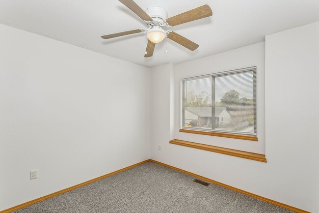 Building Photo - Spacious 3 bedroom 1 1/2 bath townhouse in...