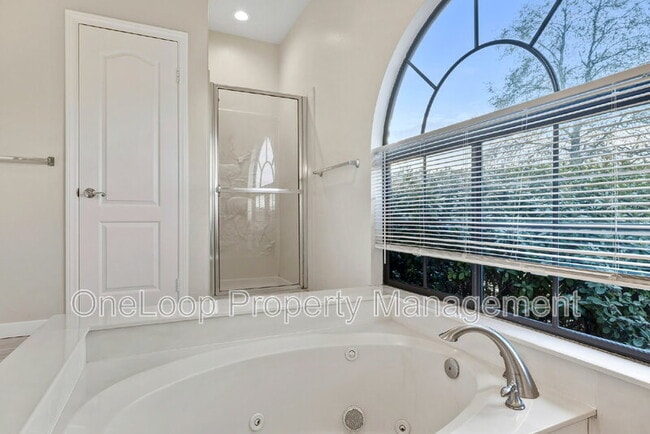 Building Photo - 493 Summerhill View