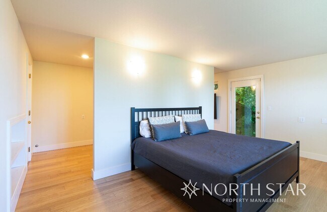 Building Photo - Stunning Views Close in NW Portland