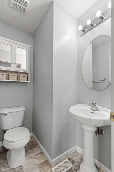 Building Photo - 576 Donna Marie Dr