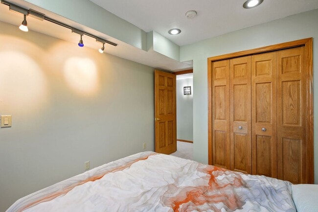 Building Photo - Pet-Friendly 3BR - 1/3.4 House in Apple Va...