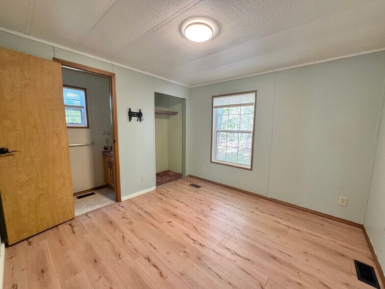 Building Photo - 24 Oakwood Ln