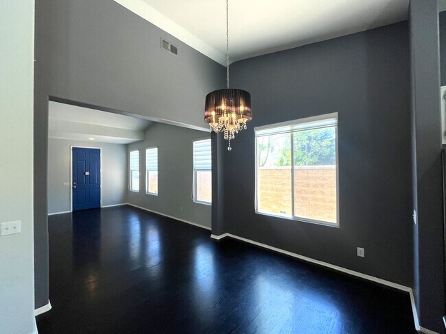 Building Photo - 3 bed, 2 bath located in Corona, CA!
