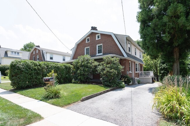 Building Photo - 444 St Davids Ave
