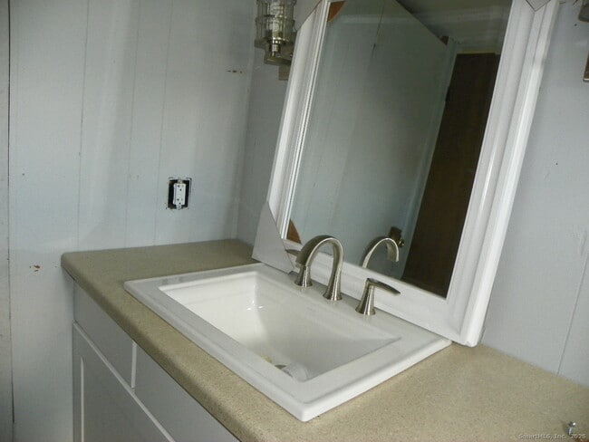 Building Photo - 20 Woodland Dr