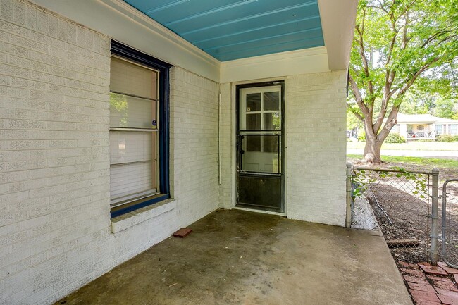Building Photo - Fresh on the Market-  2 Bed, 1 Bath home i...
