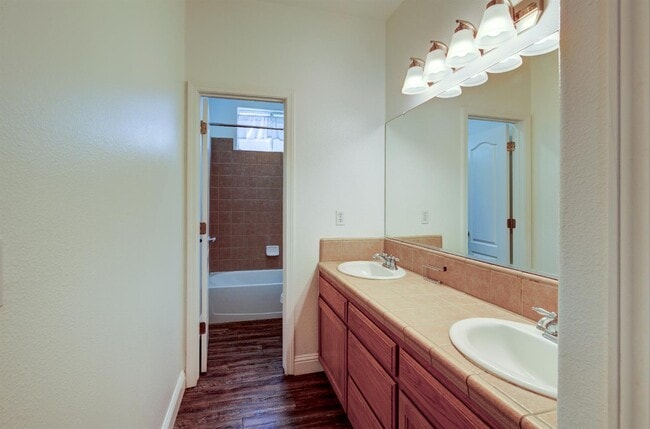 Building Photo - 4666 W Oswego Ave