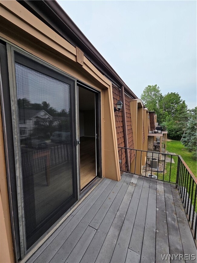 Building Photo - 55 Greenwich Dr