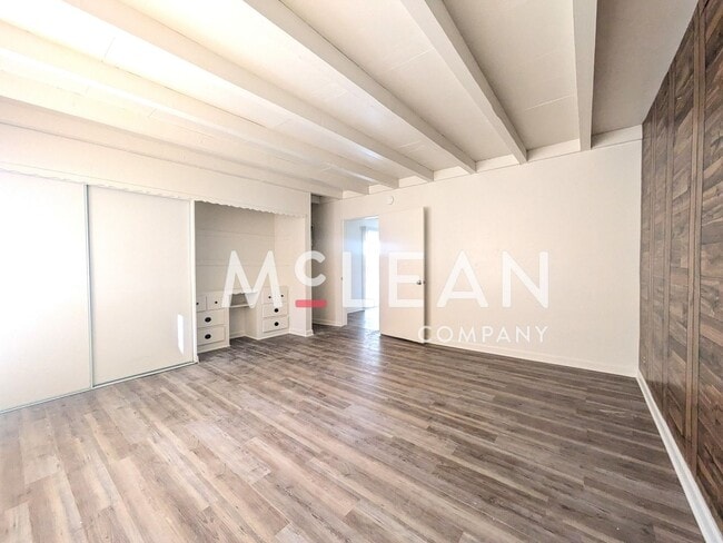 Building Photo - Pet Friendly Three Bedroom Home in Beautif...