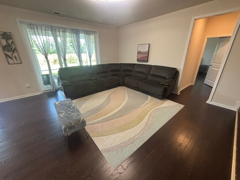 Building Photo - Room in House on Aintree Ave