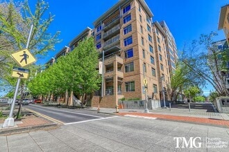 Building Photo - 2 Bed 2 Bath Downtown 3rd Floor Condo Wate...