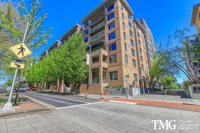 Primary Photo - 2 Bed 2 Bath Downtown 3rd Floor Condo Wate...