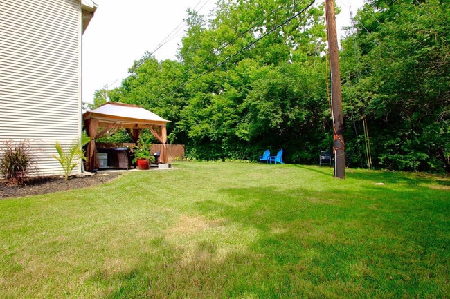 Building Photo - 897 Henderson Dr