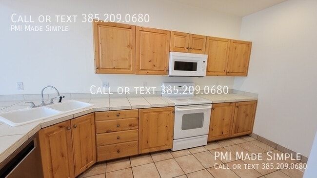 Building Photo - 3042 E Somerset Dr