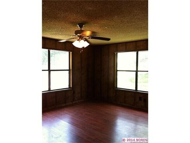 Building Photo - Comfortable living in this 3-bedroom, 1-bath home
