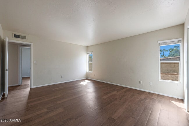 Building Photo - 601 W Coral Gables Dr