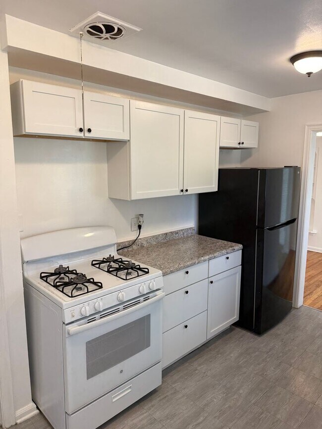 Building Photo - Move-In Ready 2-bedroom, 2-bathroom Home n...