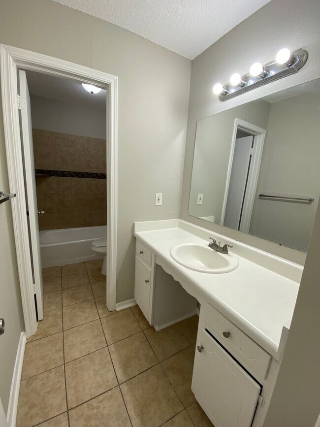 Building Photo - 2 Bedroom 1.5 Bath Apt at the Monterey Squ...