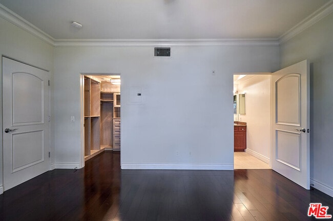 Building Photo - 851 N San Vicente Blvd